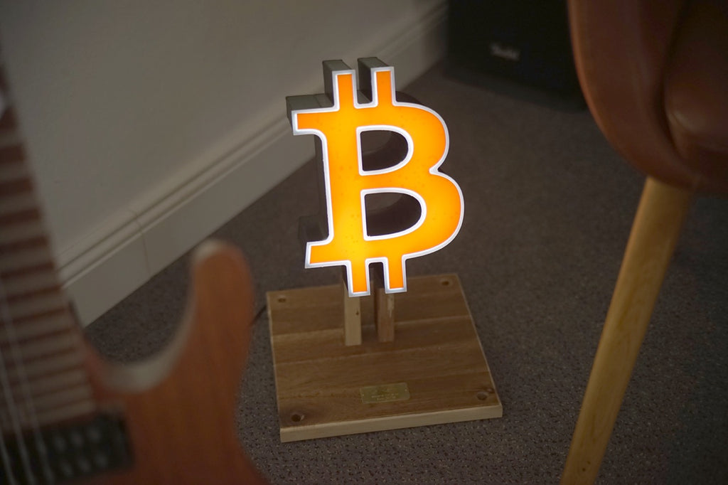 Bitcoin LED Lampe aus Holz und Plastik, leuchtend