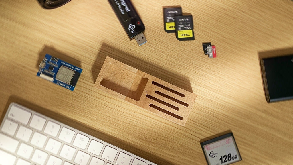 SD memory card holder customizable, made of beech wood 