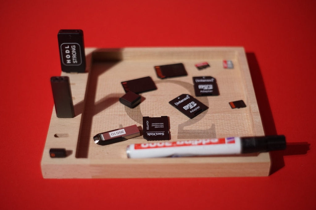 Schöner USB Stick Halter mit großer Ablagefläche, personalisierbar und aus Buchenholz