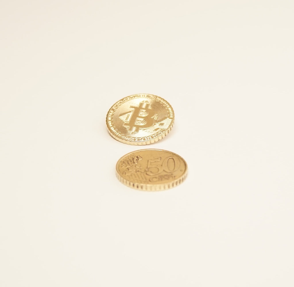 50 cent Euro-Münze zu Bitcoin Münze, Kunst also Pfandmarke, graviert mit einem Diamanten
