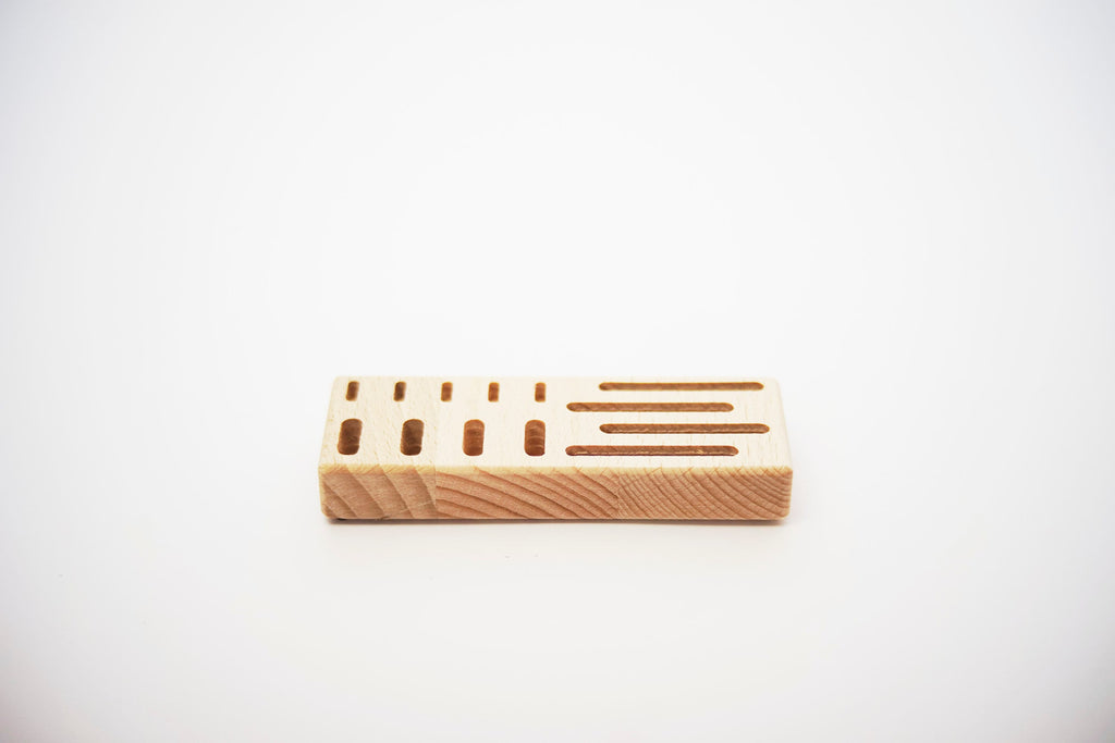 USB und Cfast Halter aus Buchenholz mit abgerundeten Außenkanten, personalisierbar